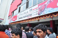 Srimanthudu Benefit Show Hungama at Siva Parvathy Theatre